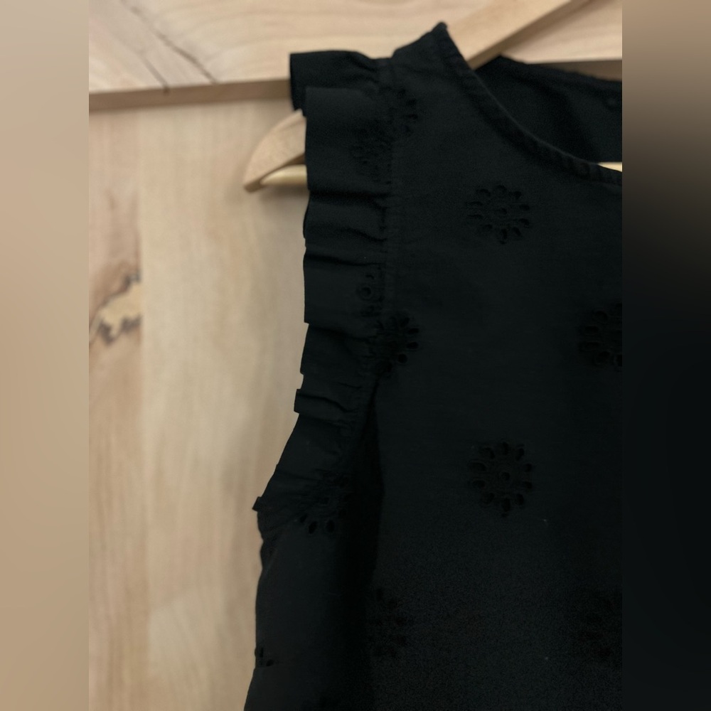 Vineyard Vines women’s 100% cotton Sleeveless Black Eyelet Ruffle Floral Top, M - Picture 4 of 6